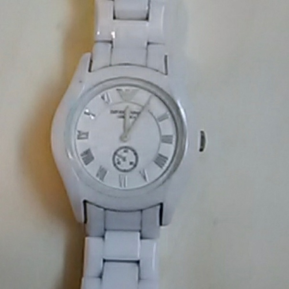 20 OBO Armani Exchange Womans watch white